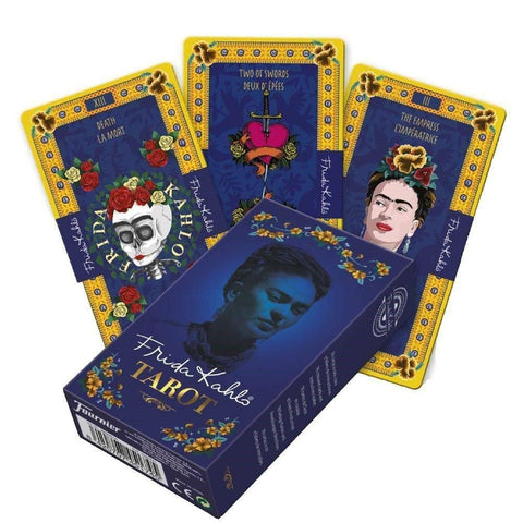 Tarot kortos Frida Kahlo tamsiai mėlynoje dėžutėje, fanu išstatytos trys didžiųjų arkana kortos geltonais kraštais