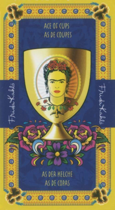 tarot korta Frida Kahlo — priekis su auksiniu taurės motyvu ir Fridos portretu ryškiai mėlyname rėme