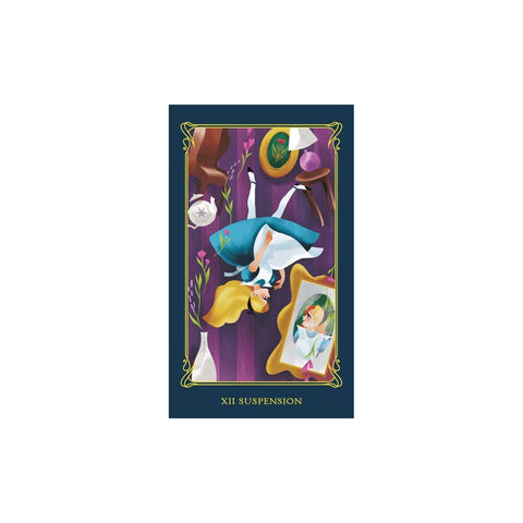 Tarot korta XII Suspension, Alice tematikos iliustracija violetiniame fone, apverstas herojus ir aukso rėmelis