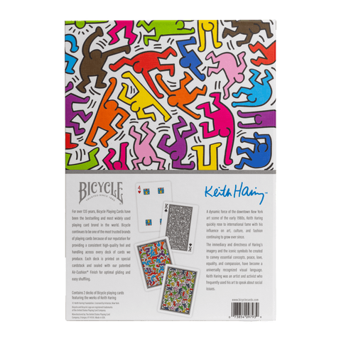 Bicycle kortos Keith Haring leidimas, baltas paketas su daugiaspalviais žingsniuojančiais siluetais viršuje ir kortų pavyzdžiais gale