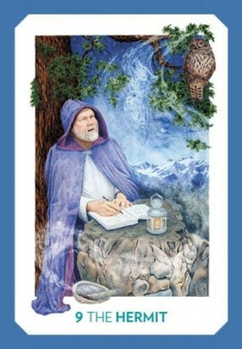 Tarot korta Hermitas mėlyname rėmelyje — senolis su purpuriniu apsiaustu ir žibintu ant uolos, ramybės motyvas