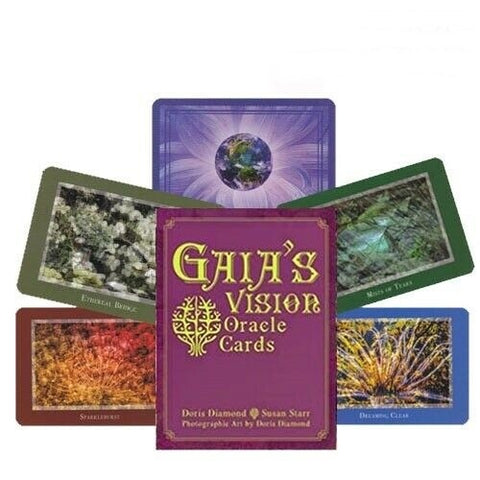 Gaia's Vision orakulo kortos: violetinė dėžutė su matomu logotipu priekyje ir šešiomis išskleistomis kortomis