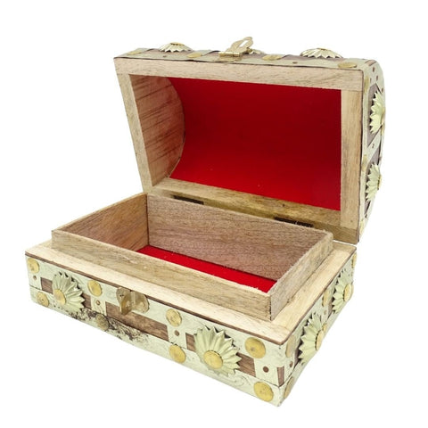 Papuošalų dėžutė iš natūralaus medžio su raudonu aksominiu vidumi, žalvario saulutės dekoru ir atidarytu dangčiu su vidiniu skyrimu