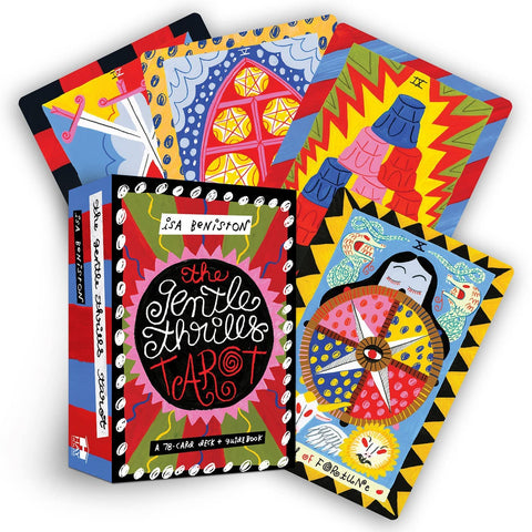 Tarot kortos The Gentle Thrills dėžutėje su 78 spalvingų iliustruotų kortų fanu ir pridedamu mažuoju vadovu, rodomos iš kampo