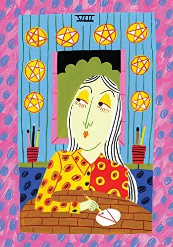 Tarot korta Aštuoni pentaklai su ryškiu iliustruotu dizainu, moterimi prie stalo ir geltonais pentaklais aplink rėmą