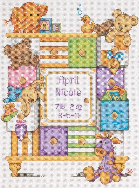 Kryželiu siuvinys: personalizuota lentelė su vardu April Nicole, gimimo data 3-5-11 ir svoriu 7 lb 2 oz ant spalvotų dėžių