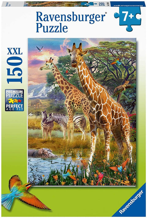 Puzzle Ravensburger 150 XXL su safario piešiniu — dvi žirafos prie upelio, zebrai, hipopotamas ir spalvoti paukščiai
