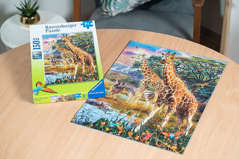 Dėlionė Ravensburger 150 dalių su žirafų scena, XXL formato surinkta ant stalo, šalia matoma pakuotė