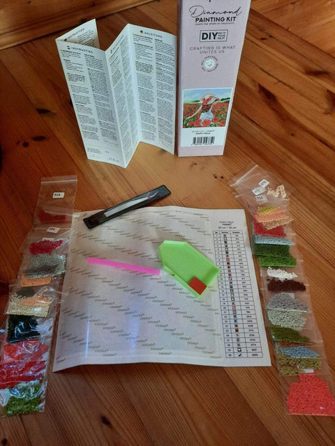 diamond painting rinkinys Aguonų laukas su instrukcija, spalvotais karoliukų paketėliais, rožiniu aplikatoriumi ir žaliu padėkliuku