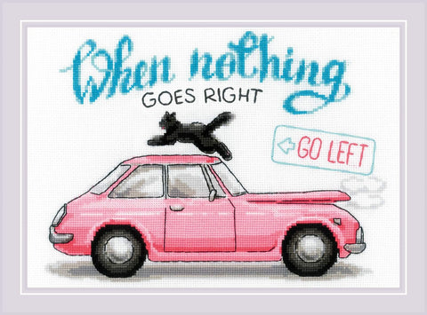 Kryželių rinkinys rožinis automobilis su juodu katinu ir užrašu When nothing goes right - go left, rėminis 30×24 cm