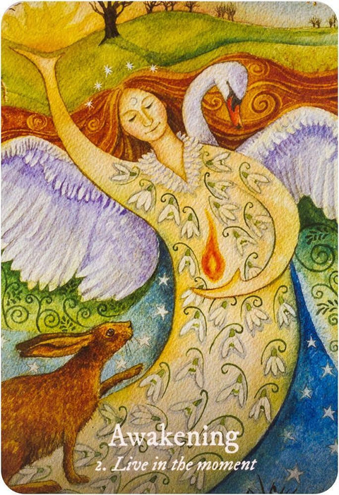 korta Awakening — geltonos ir mėlynos spalvų iliustracija su gulbe, zuikiu ir liepsnele, skirta „gyvenk akimirka“ variante