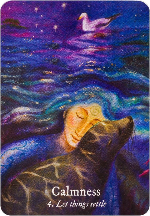 Tarot korta Calmness (4) – mėlynai violetinė ramybės scena su žmogaus ir ruonio prisilietimu bei žvaigždėmis