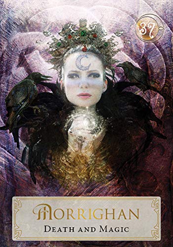 Tarot korta Morrighan, tamsių spalvų portretas su karūna ir varnais, kortelės priekis serijoje Death and Magic
