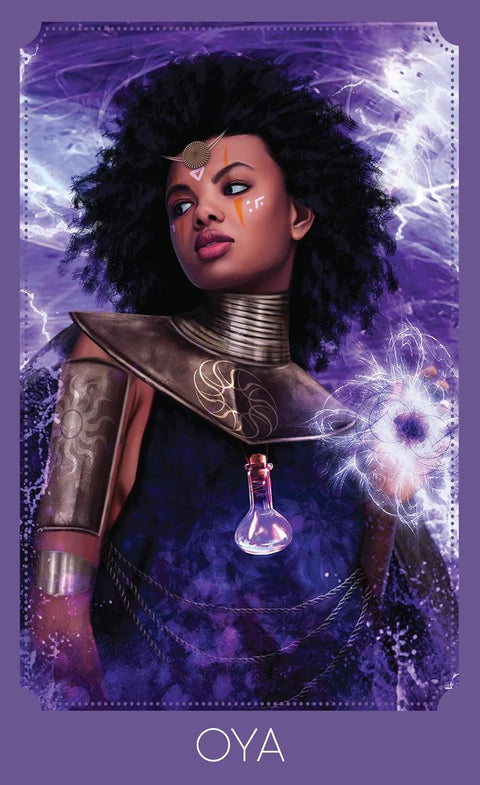 tarot korta Oya su violetiniu magijos fonu, juoda moteris su metaline apykakle, buteliuku ir švytinčiu energijos rutuliu