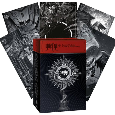 Goetia tarot kortos juodai-raudonoje dėžutėje, fanuotos juodai baltomis, detaliomis simbolinėmis kortomis