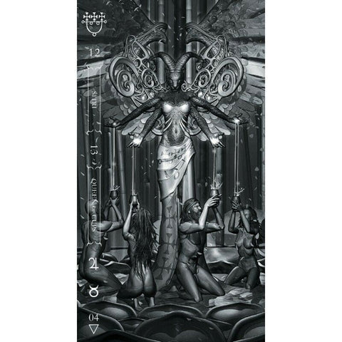 tarot korta juodai baltas mistinis ragėtos moters su sparnais ir keturių klūpančių garbintojų scena, detalus vertikalus variantas
