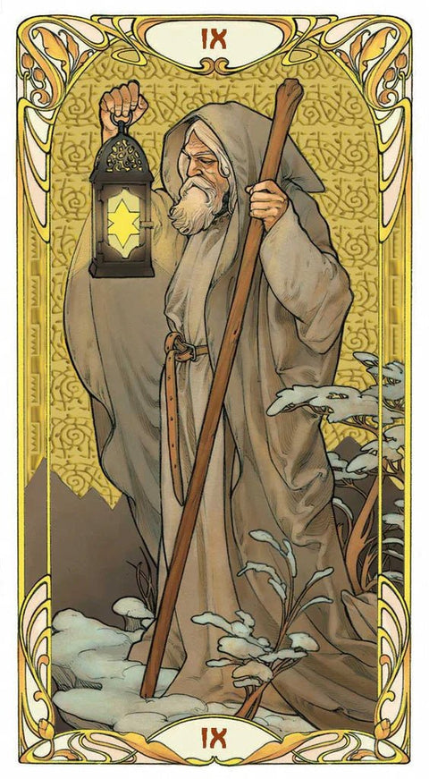 Tarot korta Hermitas su auksiniu rėmu, senolis laikantis žibintą ir lazdą, vertikalus detalus variantas