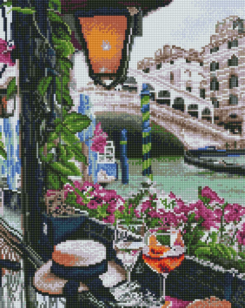 Deimantinė mozaika Venecijos prieplaukės scena, artimas 40×50 cm variantas su rožinėmis gėlėmis, stalu ir taurėmis