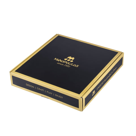 Šachmatų rinkinys Manopoulos juodo ir aukso dovaninis dėklas, pasuktas iš viršaus-šono, pabrėžia elegantišką pakuotę