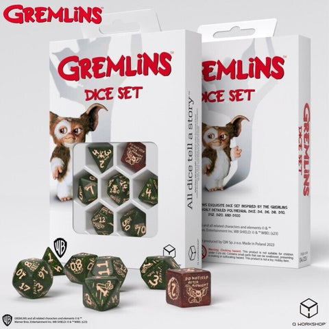 Gremlins kauliukų rinkinys: žali polihedraliniai kauliukai su auksine numeracija ir rudas teminis D6 priešais pakuotę