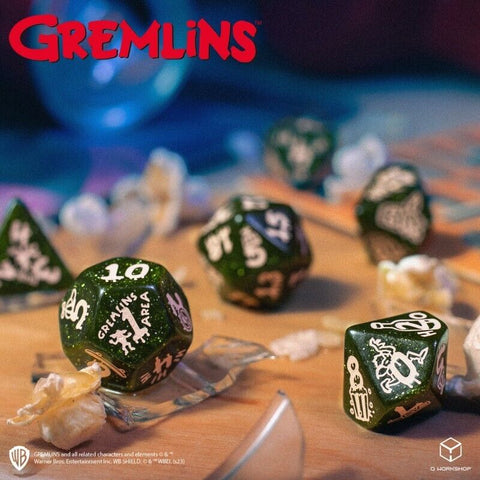 D20 kauliukai Gremlins tematikos žalia blizgi 7 dalių rinkinys su baltomis piktogramomis, arti išdėstyti