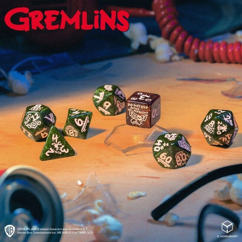 Kauliukų rinkinys Gremlins, žali su baltais ženklais; 7 polihedraliniai kauliukai, įskaitant juodą „Do not feed after midnight“ d6.