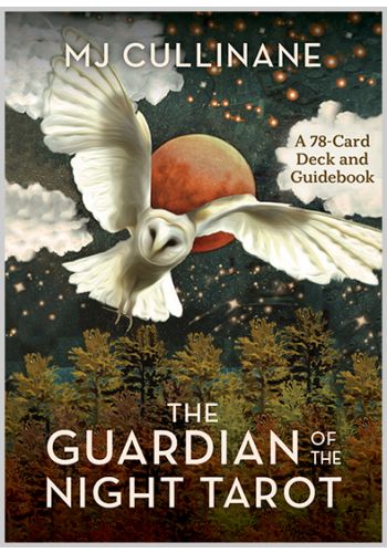 Guardian of the Night Tarot kortų rinkinys (MJ Cullinane) – 78 kortų dėžutė su gidų knygele, naktinė pelėda skrieja virš raudono mėnulio ir miško