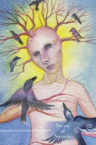 tarot korta Seven of Swords, akvarelinė žmogaus figūra su medžių šaknimis vietoje plaukų ir varnų ratas aplink