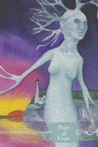 Tarot korta Page of Cups: pastelinė melsva figūra su medžio tarsi plaukais, švyturys ant uolos ir violetinė dangaus spalva