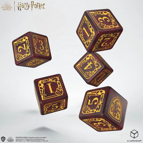 Kauliukai Harry Potter tamsiai raudoni su auksiniais skaičiais, penkių kubų rinkinys, ore sustatytas parodyti unikalius ornamentus