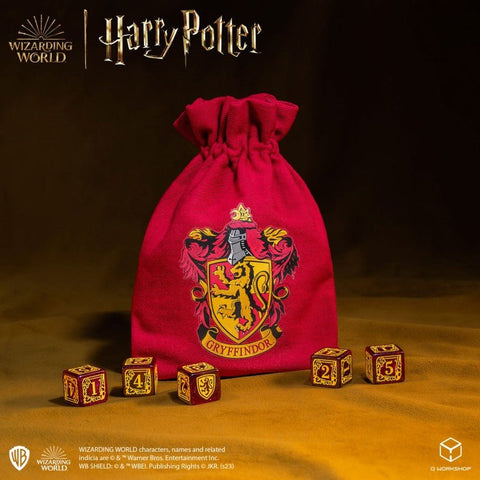 Gryffindor maišelis iš raudonos medžiagos su herbu ir penkiais raudonais–auksiniais kauliukais priešais