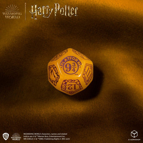d20 kauliukas Harry Potter geltonas su violetiniais skaičiais, parodytas iš viršaus, matomas Platform 9¾ veidas