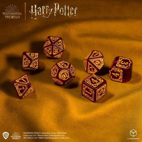 Kauliukų rinkinys Harry Potter bordo su auksiniais raštais, 7 dalių, matomas „Platform 9¾“ skaičius
