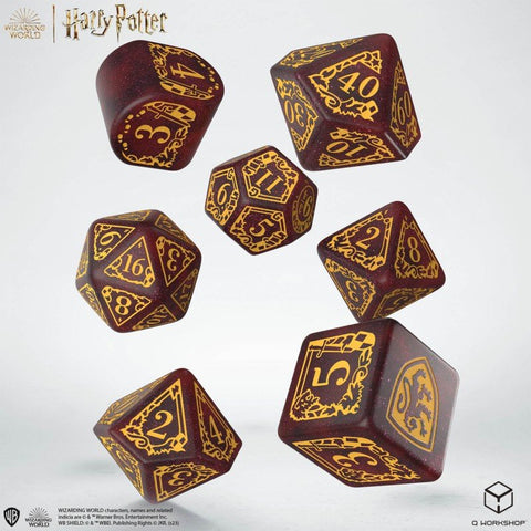 Stalo žaidimų kauliukai Harry Potter, bordo su auksinėmis skaičių įgraviruotėmis, 7 dalių rinkinys, matomi plaukiojančiame klasteryje