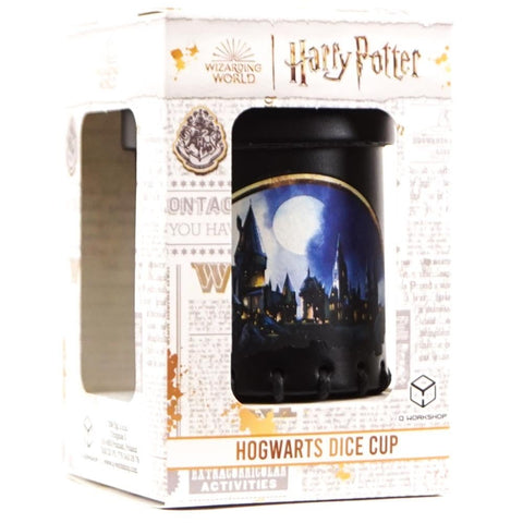 Hogwartso kauliukų puodelis juodas su mėnulio apšviesta Hogwartso pilies iliustracija, rodomas langinėje pakuotėje