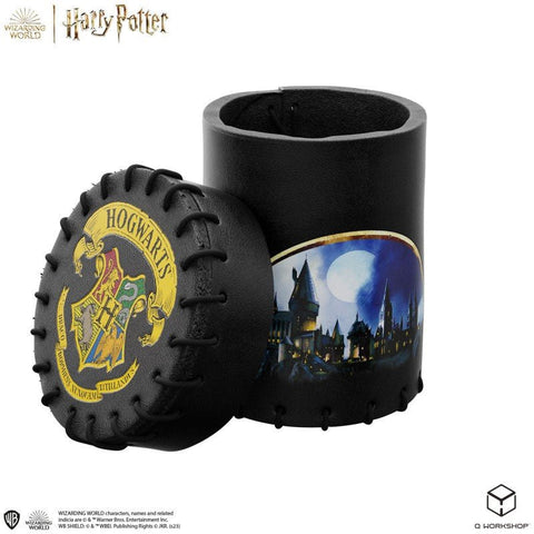 Hogwarts pieštukų indelis juodos dirbtinės odos, su dekoratyviu dangčiu su herbu ir mėnulio apšviestu pilies piešiniu