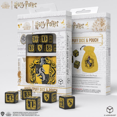 Hufflepuff kauliukai ir geltonas maišelis su herbą primenančiu dizainu, komplekte 5 juodi dekoruoti kauliukai ir pakuotė