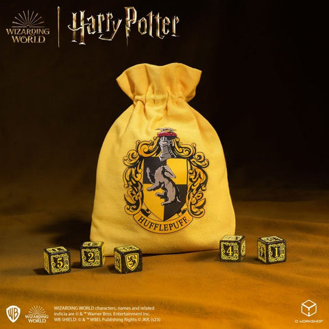 Hufflepuff maišelis su herbu ir penkiais geltonai-juodais kauliukais, priekinis kampu nufotografuotas variantas