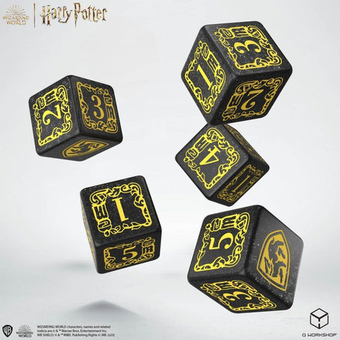 Stalo žaidimo kauliukai Harry Potter juodi su aukso įspaustais skaičiais, komplektas 5 vnt., skrendantys virš balto fono