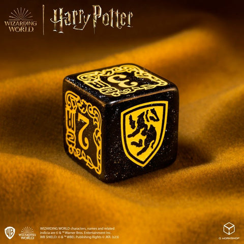 Harry Potter kauliukas juodas blizgus su geltonais Gryfų skydelio simboliais, skirtas stalo žaidimams