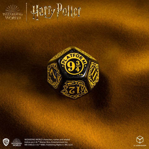 d20 kauliukas Harry Potter juodas su auksinėmis detalėmis, matoma Platform 9¾ pusė ir istoriniai ornamentai