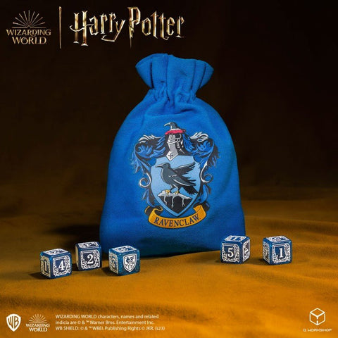 Ravenclaw maišelis mėlynas su herbo spauda ir raišteliu, komplekte penki mėlyni žaidimo kauliukai išdėstyti priešais