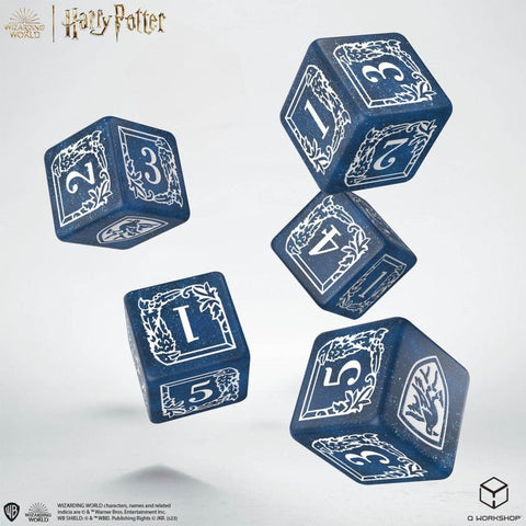 Kauliukai Harry Potter mėlyni su baltais skaičiais ir ornamentais, metimo rinkinys demonstruojamas pakibęs dinamiškai