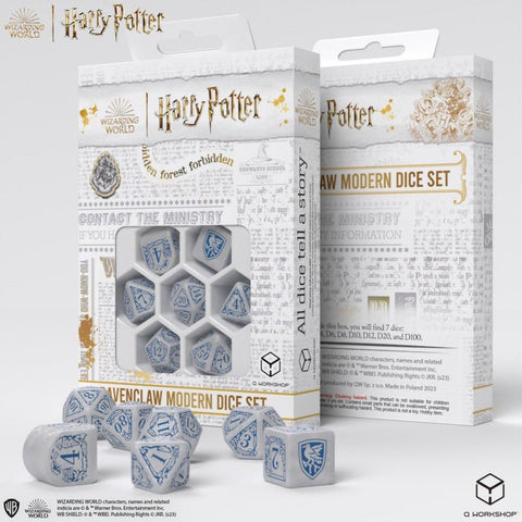 Ravenclaw modernus kauliukų rinkinys Harry Potter — 7 baltų poliedrinių mėlynai graviruotų kauliukų stalo žaidimams, su pakuote (priekis ir galas matomi)