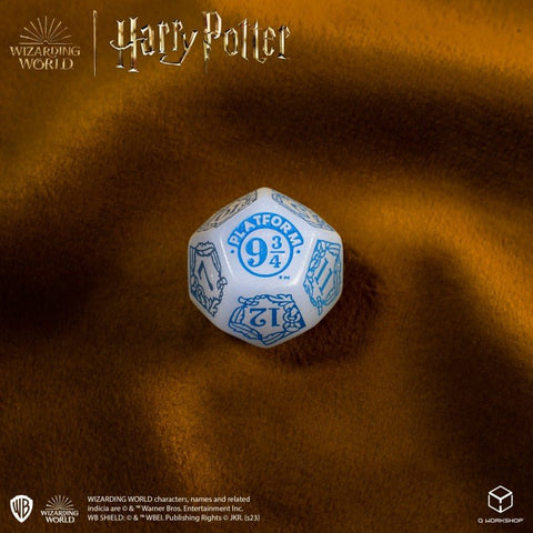 d20 kauliukas Harry Potter, baltas su mėlynais skaičiais ir matomu Platform 9¾ ženklu, pasuktas į viršų