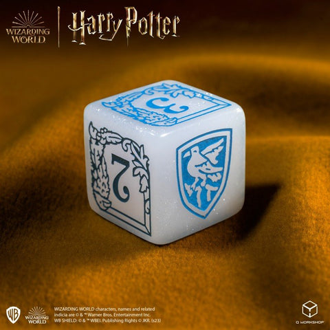 Ravenclaw kauliukas, baltas su mėlynu namų herbu ir skaičiumi 7, arti kampuotas produktų galerijos variantas