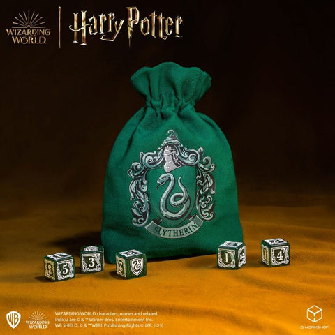 Slytherin žaidimo kauliukų rinkinys žalias maišelis su sidabriniu herbu ir penkiais žalios spalvos numeruotais kauliukais