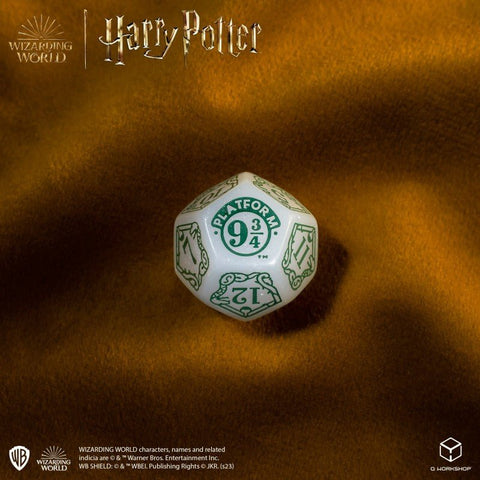 d12 kauliukas su žaliais skaičiais ir Platform 9¾ emblema, Harry Potter teminė kolekcinė versija, artimas planas ant rudo aksomo fono