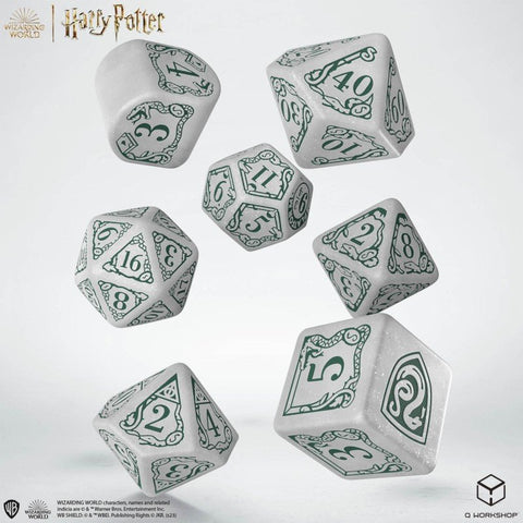 stalo žaidimo kauliukų rinkinys, baltas su žaliais ornamentuotais skaitmenimis ir blizgučiais, 7 vnt., Harry Potter dizainas, plaukiojančios kompozicijos vaizdas