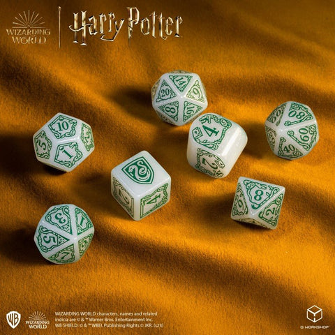 RPG kauliukų rinkinys Harry Potter baltas su žaliais skaitmenimis ir Slytherin herbu, 7 dalių, ant aukso fono